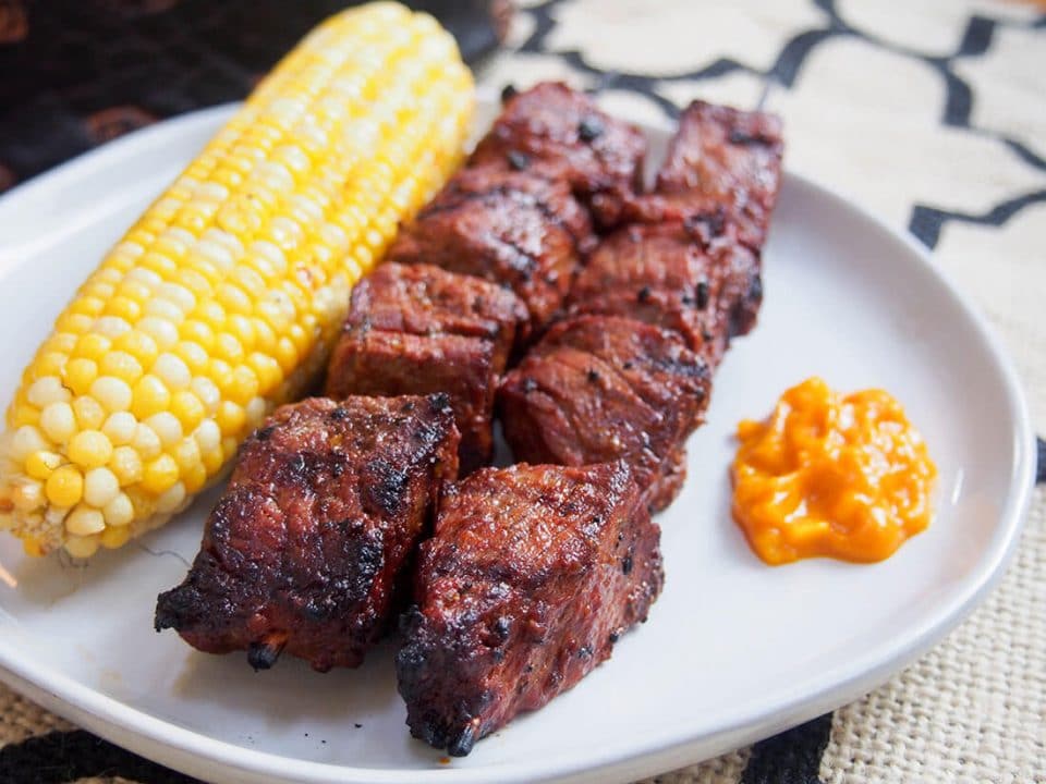 A serving of Anticucho with corn